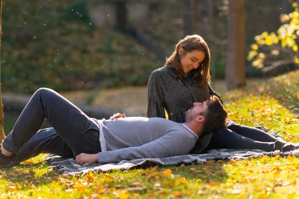 Amar pareja joven disfrutando de una velada romántica —  Fotos de Stock