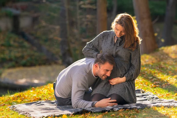 Mladý těhotný pár sdílející něžný moment — Stock fotografie