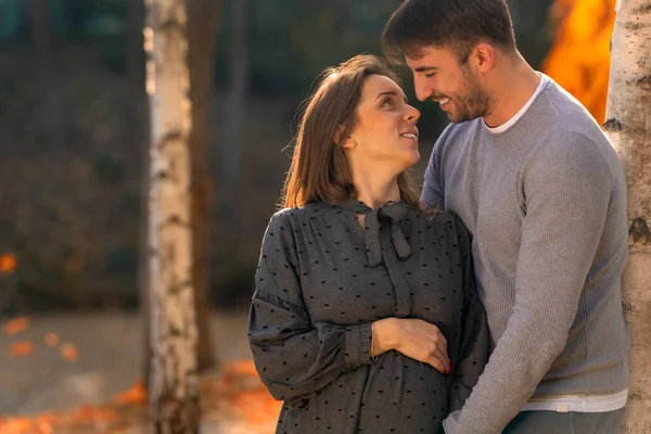 Glücklich liebender Ehemann lächelt seine schwangere Frau an — Stockfoto