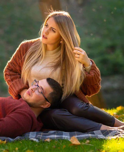 Joven relajándose con su esposa en un parque — Foto de Stock