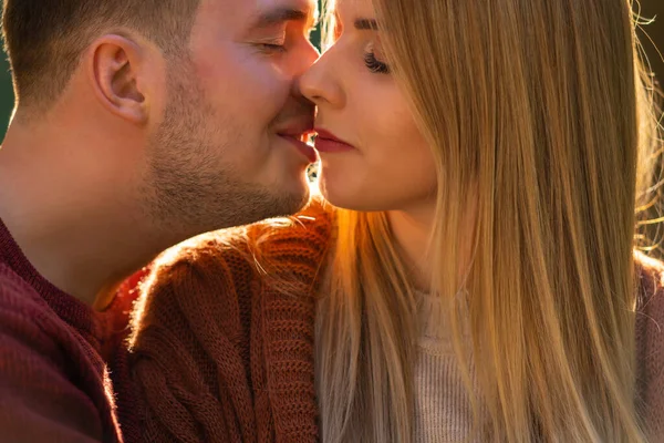 Detailní záběr portrét milující pár líbání — Stock fotografie