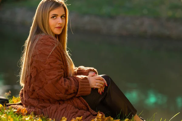 Vonzó fiatal szőke nő pihentető a parkban — Stock Fotó