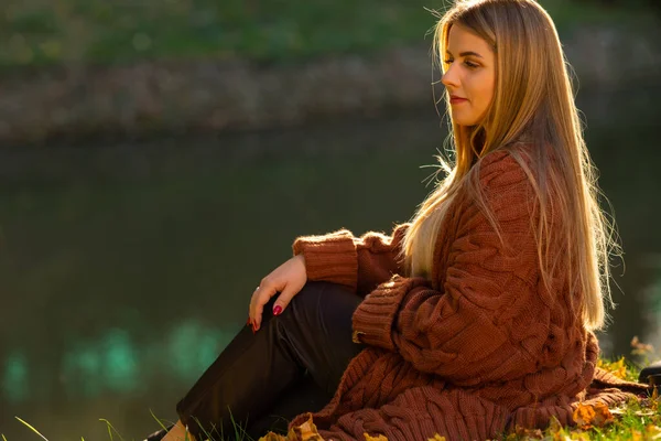 Atractiva mujer joven con estilo disfrutando de relajarse — Foto de Stock