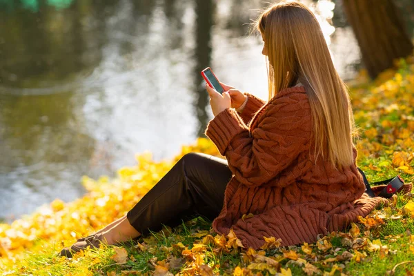 Fiatal nő textil-ra-a mozgatható telefon — Stock Fotó