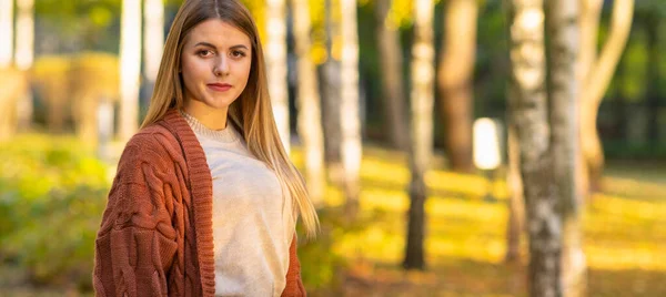 Panorama of a beautiful woman in an autumn park — Stock Photo, Image