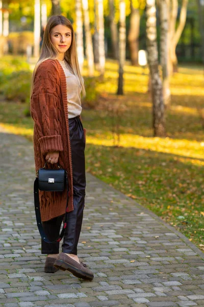 Mujer joven con estilo en un abrigo de punto — Foto de Stock