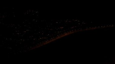 Uzak kırmızı renkli şehir ışıklarının yukarıdan görünüşü
