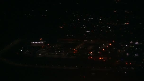 Powolna patelnia nad światłami miasta w nocy — Wideo stockowe