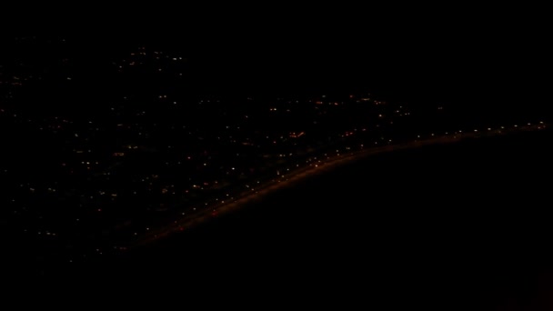 Vue aérienne des lumières de ville teintées de rouge lointain — Video