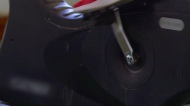 Bisiklet makinesinde pedal çeviren bir kadın