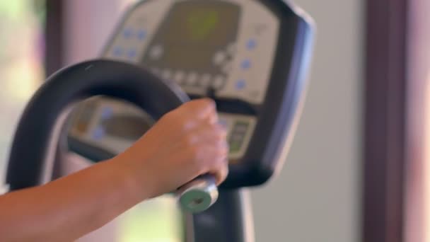 Vrouw doet een cardiovasculaire training — Stockvideo