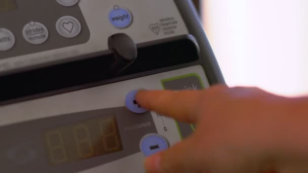 Femme ajustant les boutons Plus et Moins 