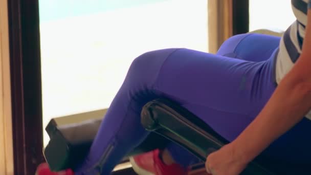 Žena dělá odpor nohy výtahy v tělocvičně — Stock video