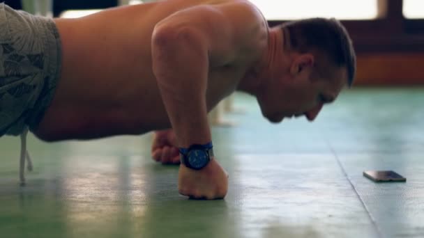 Hombre de mediana edad haciendo ejercicio en un gimnasio — Vídeos de Stock