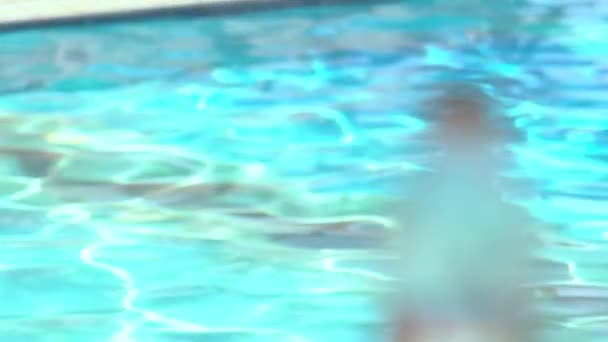 Αργή μετατόπιση εστίασης από μια λαμπερή μπλε πισίνα — Αρχείο Βίντεο