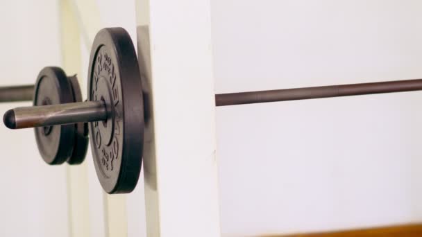 Uomo atletico che si prepara a fare sollevamento pesi — Video Stock