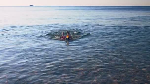 Persoon die snorkelt nadert de camera — Stockvideo