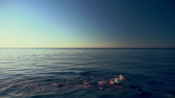 Donna che galleggia sul mare facendo snorkeling su una barriera corallina — Video Stock
