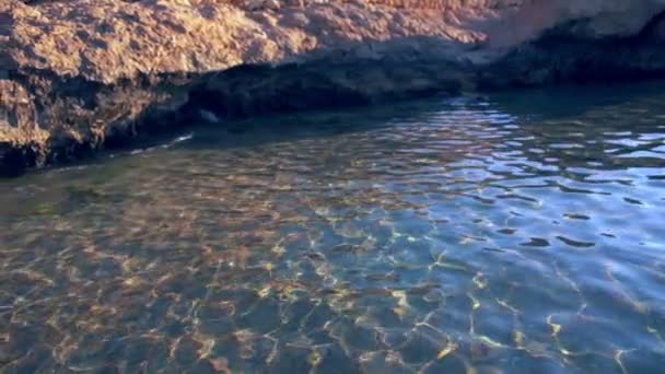 Água do mar brilhante com reflexos da luz solar — Vídeo de Stock