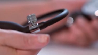 Adam bir sfenometrenin ampulünü pompalıyor.