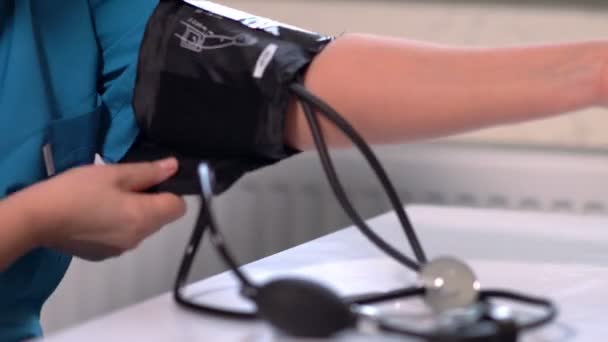 Samodzielny pomiar ciśnienia krwi za pomocą ręcznego monitora — Wideo stockowe