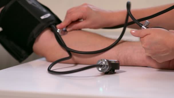 Измерение артериального давления с помощью ручного монитора — стоковое видео