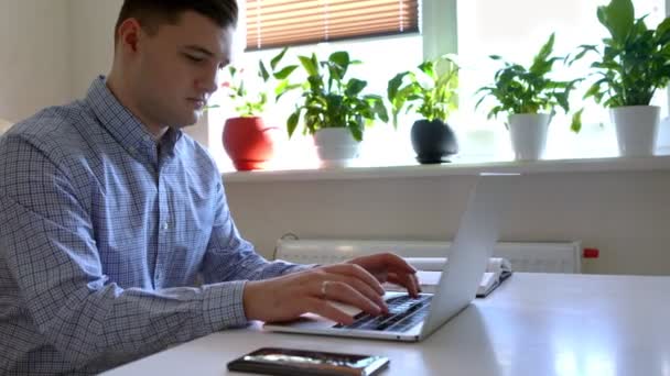 Jeune homme d'affaires intelligent travaillant dans son bureau — Video