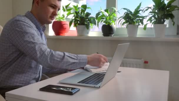 Businessman writing in a jornal taking notes — Stok video