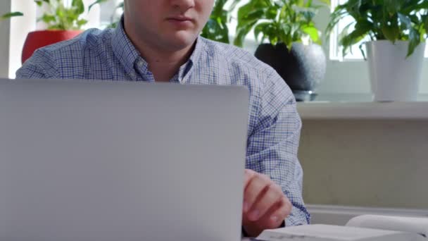 Jeune homme professionnel travaillant dans un bureau — Video