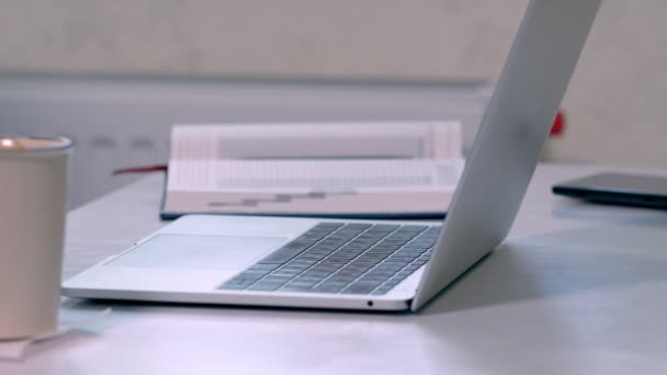 Panoramique à travers un poste de travail dans le bureau — Video