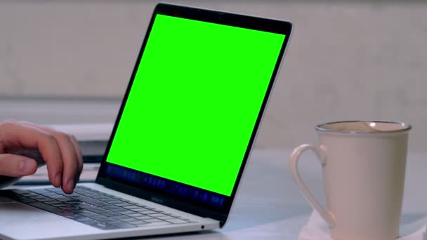 Mani di un uomo d'affari che utilizza un computer portatile — Video Stock