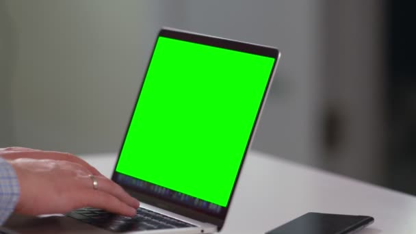 Uomo d'affari che lavora su un computer portatile vuoto — Video Stock