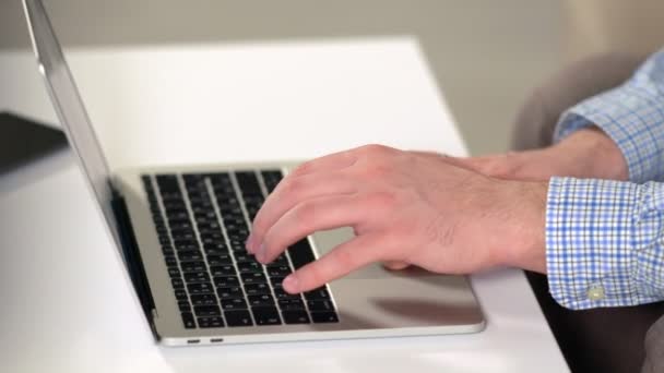 Panoramique autour d'un moniteur de bureau à un ordinateur portable — Video