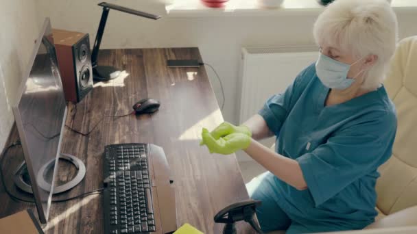 Geschäftsfrau zieht Einmalhandschuhe an — Stockvideo