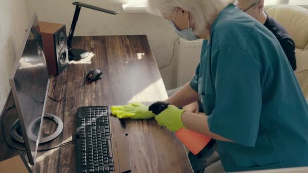 Γυναίκα καθαρίζει το γραφείο ενός επιχειρηματία — Αρχείο Βίντεο