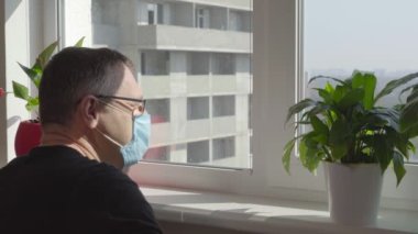 Kilit altındayken cep telefonuyla sohbet eden bir adam.