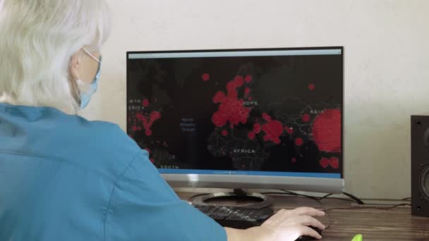 Woman working with a Corvid-19 infection map — Stock Video