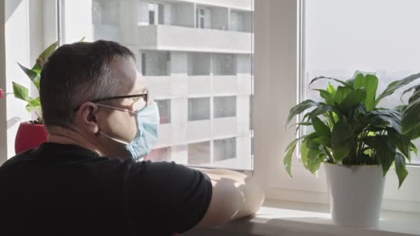 Un homme enfermé contre le coronavirus à la maison — Video