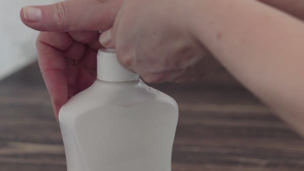 Ellerini temizlemek için el dezenfektanı kullanan biri. — Stok video