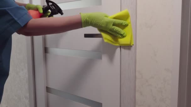 Mujer desinfectando manija de la puerta contra coronavirus — Vídeo de stock