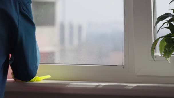Persoon die een vensterbank ontsmet met ontsmettingsmiddel — Stockvideo
