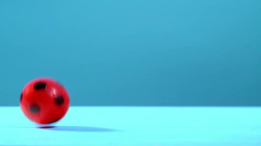 Zıplayan kırmızı ve siyah futbol topu