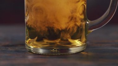 Soğuk, coşkulu birayı bardağa dolduruyorum.