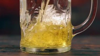 Bir bardak bardağı bira ya da bira ile doldurmak