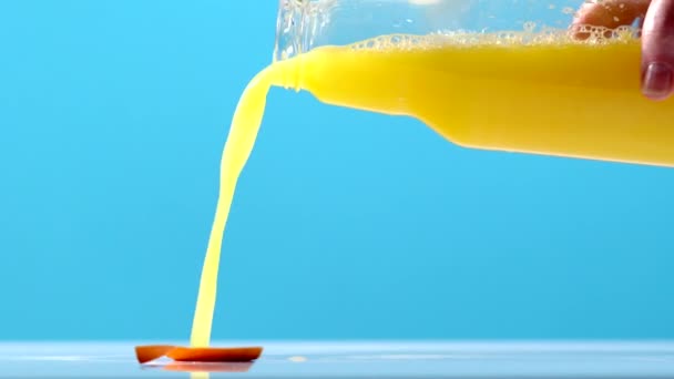 Homme versant du jus d'orange frais d'une bouteille — Video