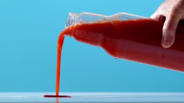 Mann gießt frischen Tomatensaft aus Flasche — Stockvideo