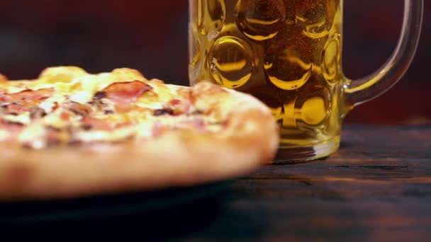 Krokante Italiaanse pizza draaiend op een draaimolen — Stockvideo