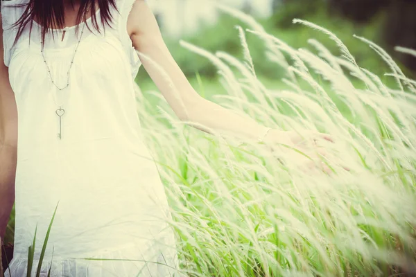 Hand aanraken van het gras — Stockfoto