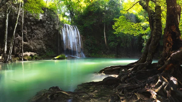 Hermosa cascada con luz solar — Foto de Stock