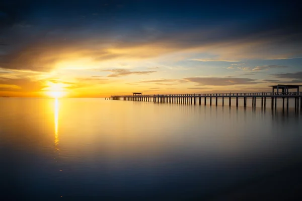 Träbro i havet — Stockfoto